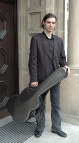 Christian mit bam-Koffer in der Hand