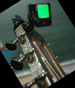 Klemm-Tuner IMT-500 befestigt an der Kopfplatte
